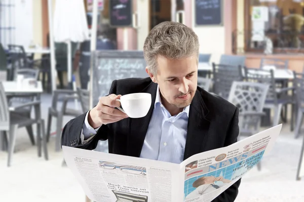 Businessman reading a newspaper — Stock Photo, Image