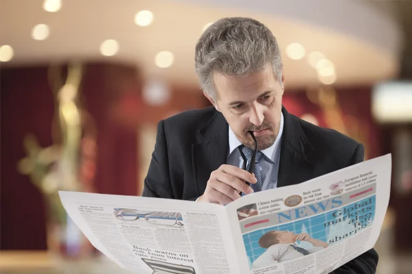 Affärsman som läser en newspape — ストック写真