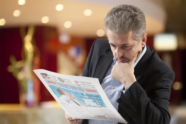 Obchodní muž čtení newspape — Stock fotografie