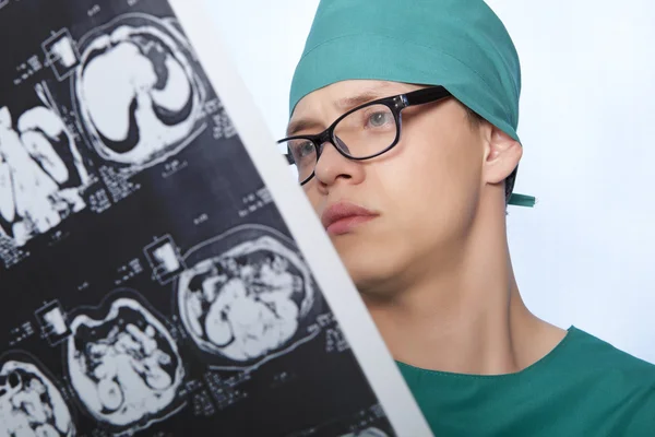 Doctor examines X-ray human brain — Stock Photo, Image