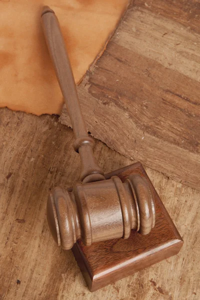 Wooden gavel and books — Stock Photo, Image