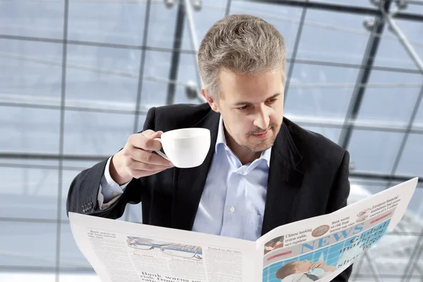 Podnikatel čte noviny — Stock fotografie