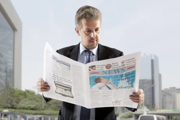 Uomo d'affari che legge un giornale — Foto Stock