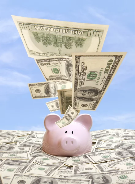 Piggy bank in een stapel van dollar — Stockfoto