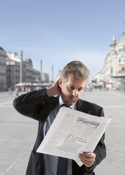 Empresario leyendo un periódico — Foto de Stock