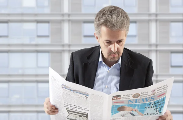 Empresario leyendo un periódico —  Fotos de Stock