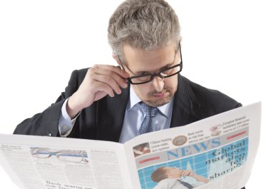 İş adamı gazete okuyor.