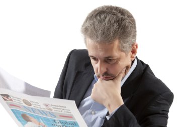 İş adamı gazete okuyor.