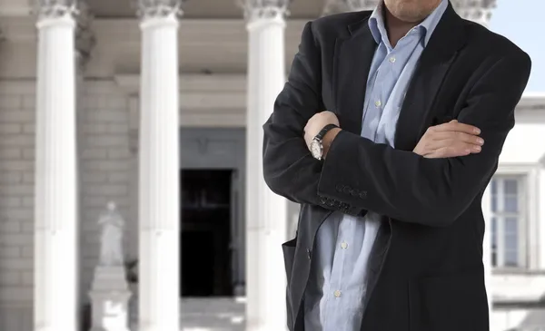 Lawyer in front of courthouse — Stock Photo, Image