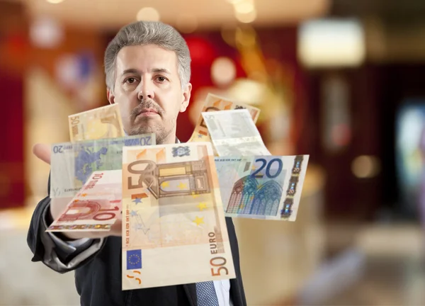 Affärsman kasta euro — Stockfoto