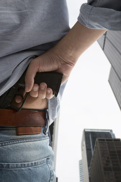 Homem segurando arma — Fotografia de Stock