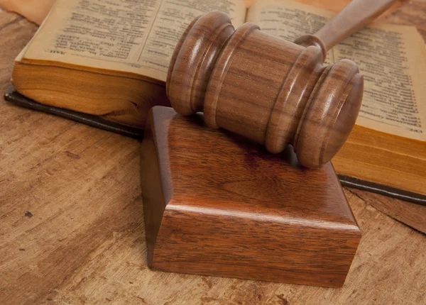 Wooden gavel and books — Stock Photo, Image