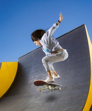 Kaykaycı atlama numarası yapıyor. Serbest stil ekstrem spor kavramı