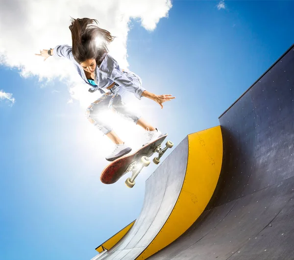 Skateboarder Fazer Truque Salto Freestyle Conceito Esportes Radicais — Fotografia de Stock