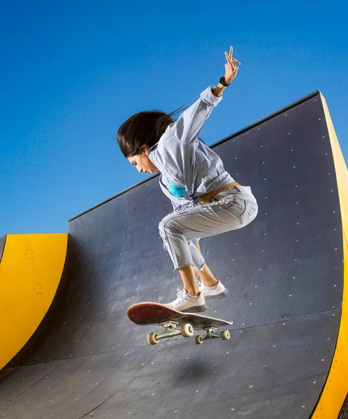 Skateboarder Doet Een Sprongtruc Freestyle Extreme Sporten Concept — Stockfoto