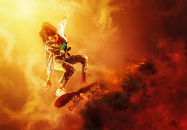 スケートボーダーは煙の背景にジャンプトリックを行う — ストック写真