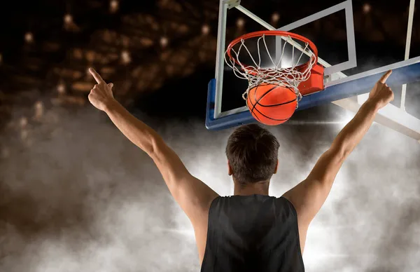 Jugador Baloncesto Celebrando Victoria Sobre Fondo Oscuro Banner Deportivo — Foto de Stock