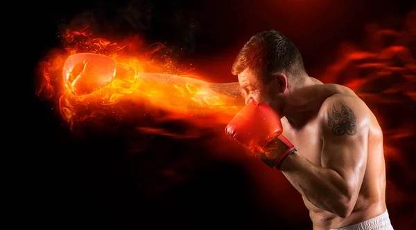 火の背景に赤い手袋のボクサー スポーツ エネルギー ダイナミック 健康的なライフスタイルの概念 — ストック写真
