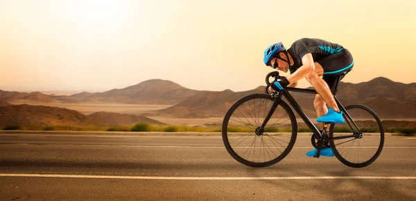 Homme Cycliste Course Mouvement Sur Fond Autoroute Concept Sport Mouvement — Photo