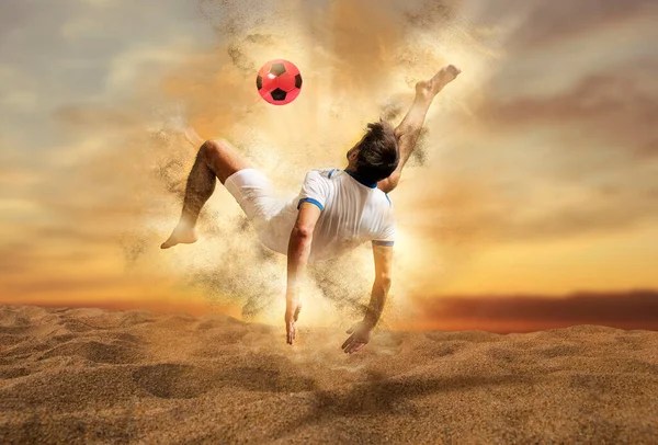 Hombre Futbolistas Están Jugando Desesperadamente Fútbol Playa Arena Día Soleado — Foto de Stock