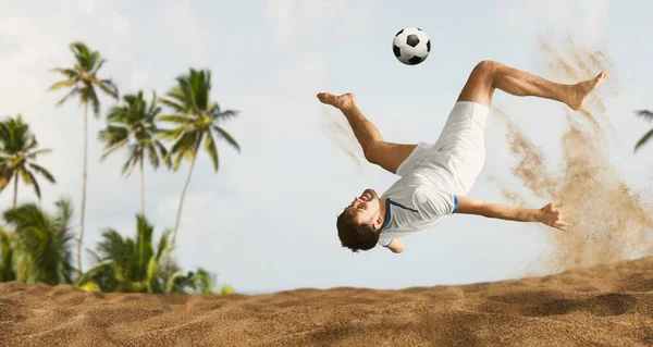 Muž Fotbalisté Zoufale Hrají Plážový Fotbal Písku Slunečného Dne Muž — Stock fotografie