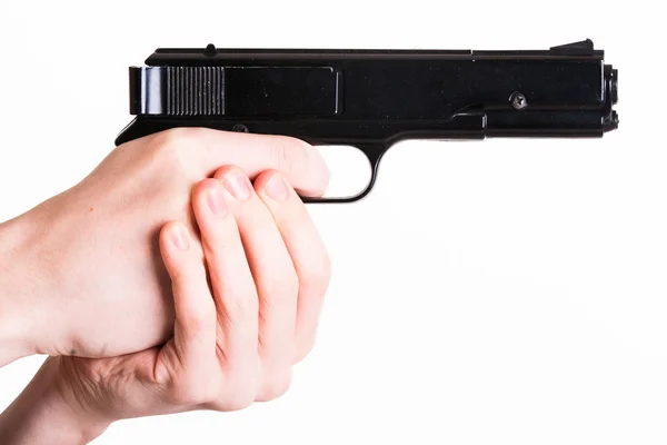 Tonåring håller en pistol — Stockfoto