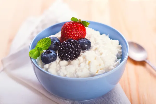 Cottage cheese with berries — Stock Photo, Image