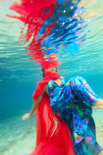 Mujer bajo el agua — Foto de Stock