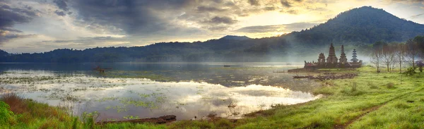 Tamblingan 湖。巴厘岛 — 图库照片