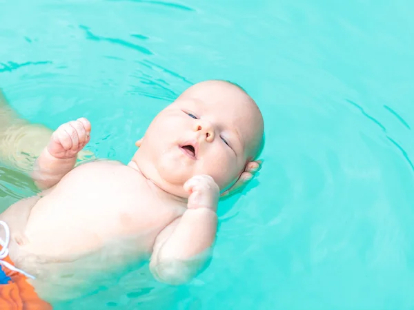 Baby in zwembad — Stockfoto