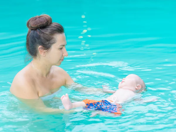 Baby and mom — Stock Photo, Image