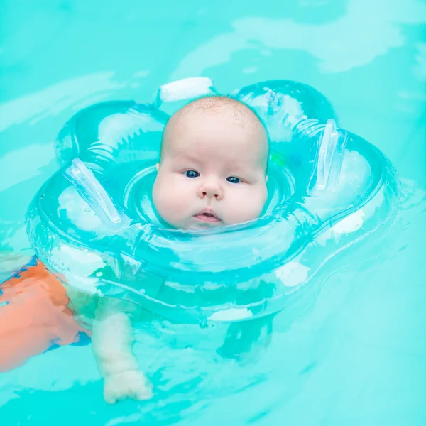 Baby svømning - Stock-foto