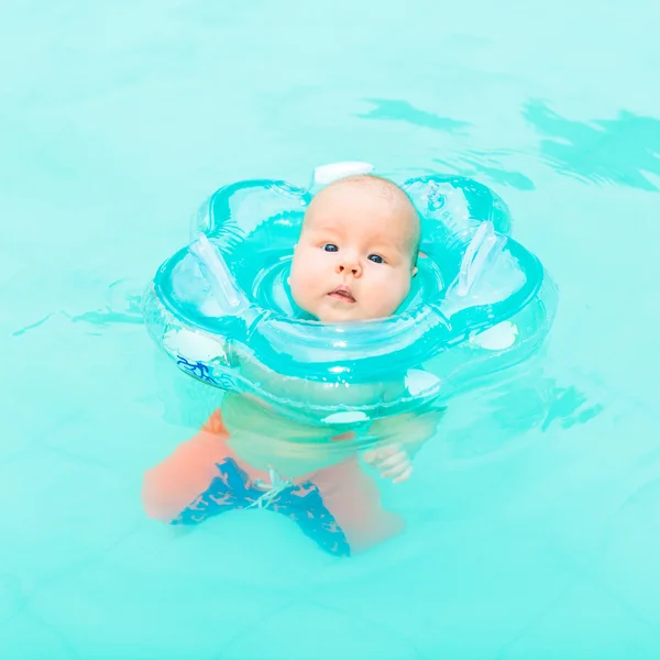 Baby swimming — Stock Photo, Image