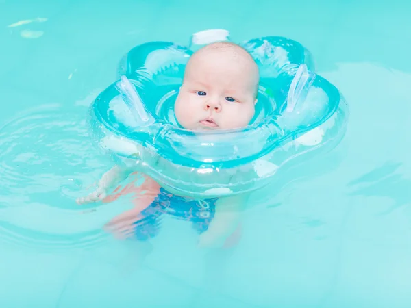 Baby Zwemmen — Stockfoto