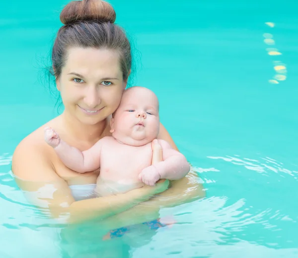 Baby and mom — Stock Photo, Image