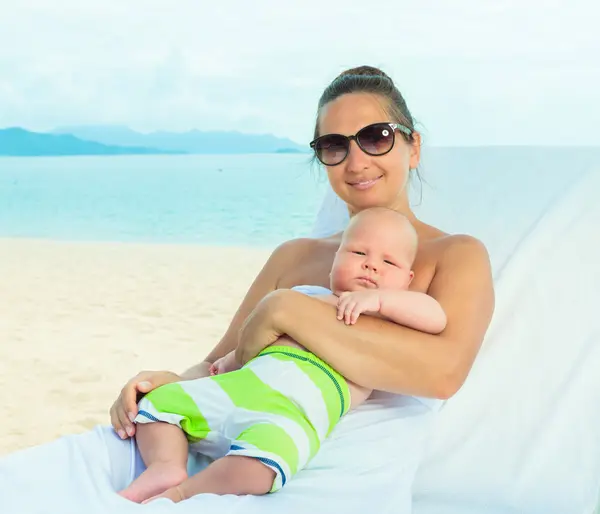 Baby and mom — Stock Photo, Image