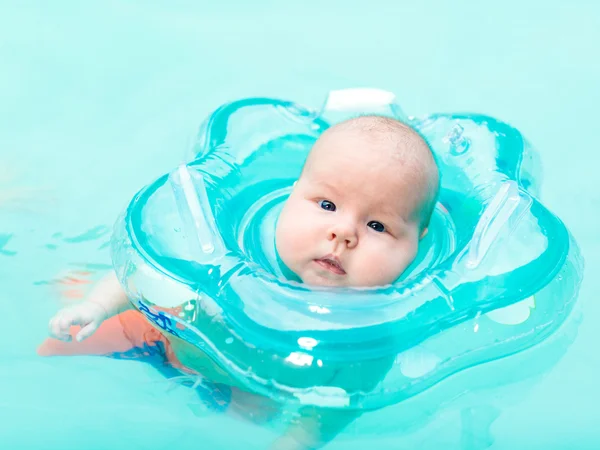 Bébé natation — Photo
