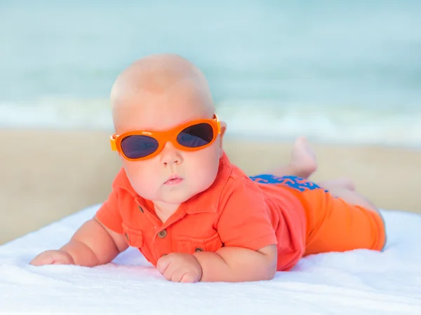 Baby op het strand — Stockfoto