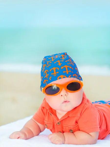 Baby op het strand — Stockfoto