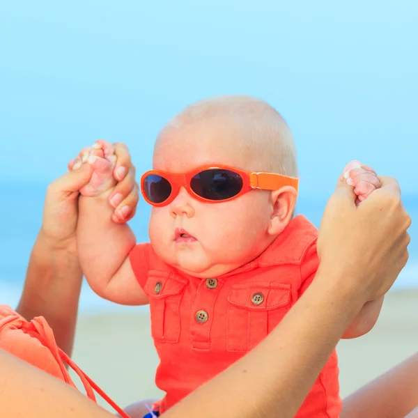 Baby dragen van een zonnebril — Stockfoto