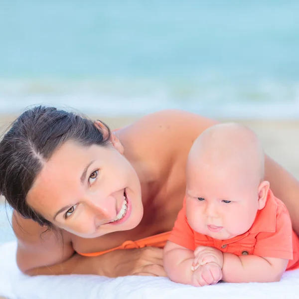 Bebê e mãe — Fotografia de Stock