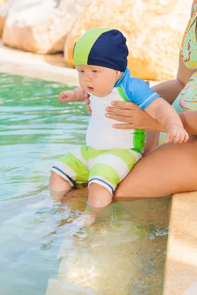 Baby im Pool — Stockfoto