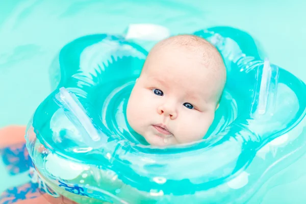 Bebé nadando — Foto de Stock