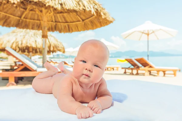 Baby op het strand — Stockfoto