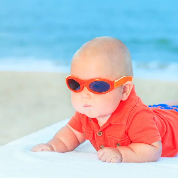 Baby dragen van een zonnebril — Stockfoto