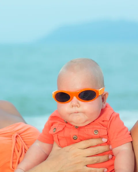 Baby wearing sunglasses — Stok fotoğraf