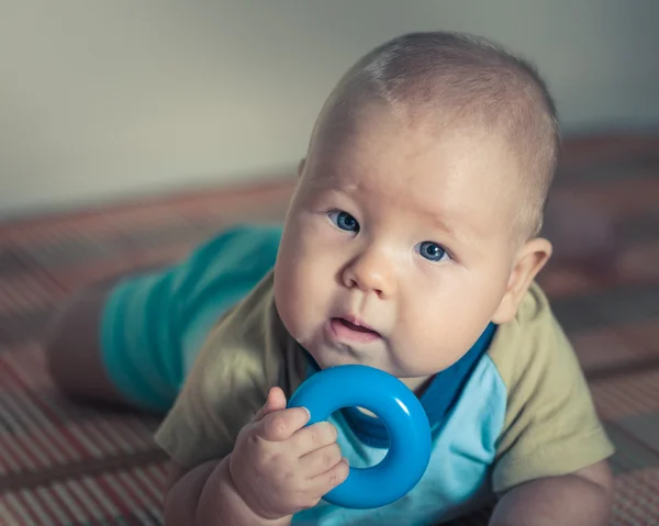 Baby med leksak — Stockfoto