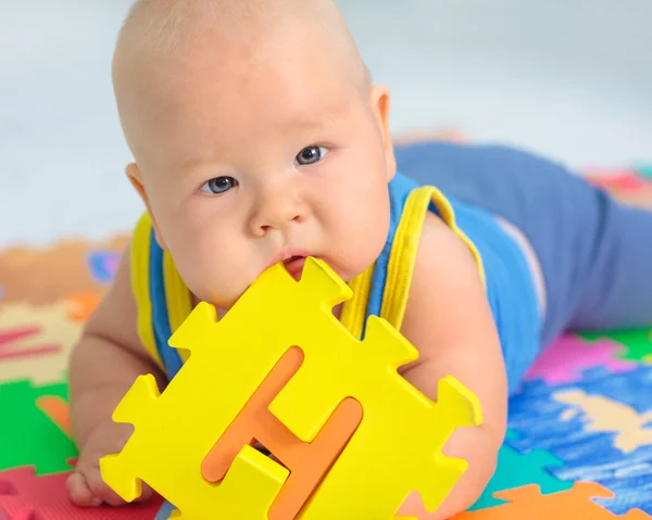 Baby mit Spielzeug — Stockfoto