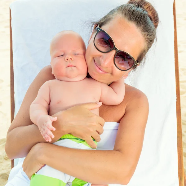 Bebê e mãe — Fotografia de Stock