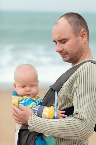 Bébé et père — Photo